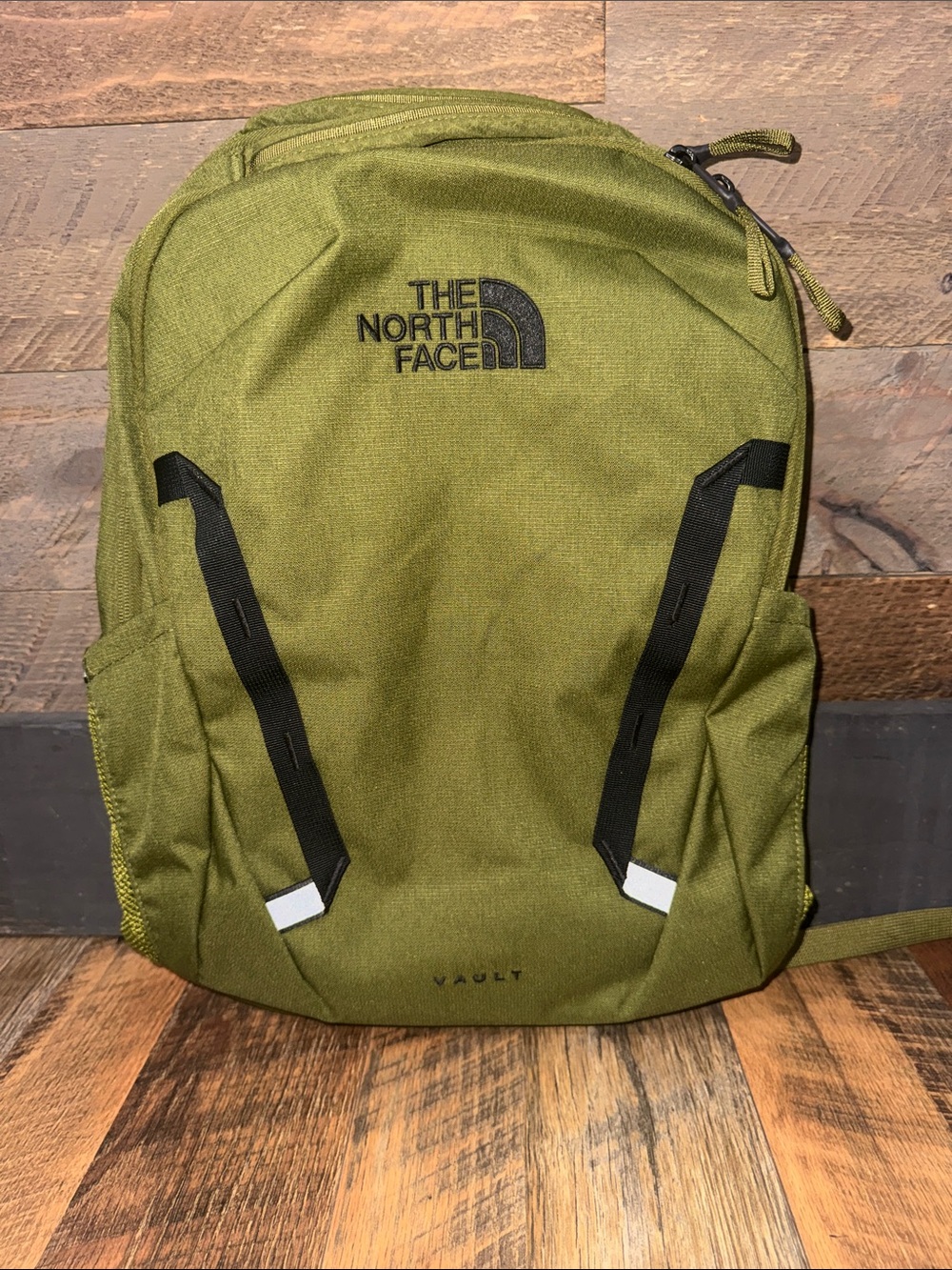 The North Face Vault Backpack 27L Forest Olive NWT FlexVent Laptop School Travel